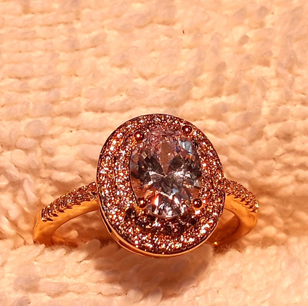 White sapphire brilliant cut set in gold